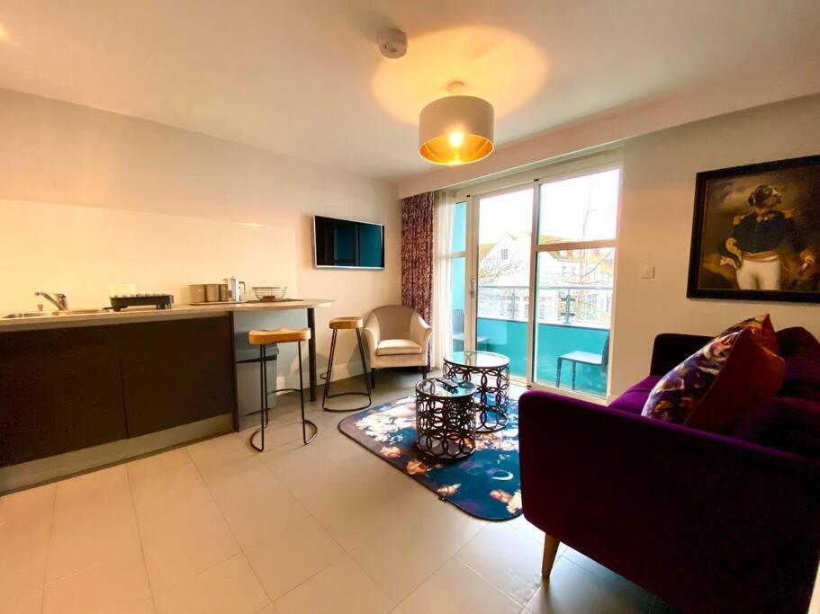 Stunning Apartment - 1 Minute Walk To Poole Quay - Great Location - Free Parking - Fast Wifi - Smart Tv - Newly Decorated - Sleeps Up To 2! Close To Poole & Bournemouth & Sandbanks Eksteriør bilde
